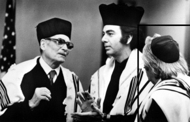 Laurence Olivier, Neil Diamon, and Cantor Uri Frenkel in "The Jazz Singer" (1980)